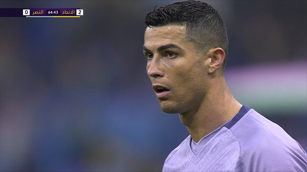 
Cristiano Ronaldo odpadł wraz ze swoją drużyną ,,Al Nassr"  z Superpucharu Arabii Saudyjskiej po porażce 3: 1 z Al Ittihadem.

Portugalczyk nie miał dobrego startu w swoim nowym klubie Al Nassr w Arabii Saudyjskiej, ponieważ drugi mecz z rzędu nie trafił do siatki.

W swoim pierwszym meczu Al Nassra z Ettifaq Ronaldo nie oddał ani jednego celnego strzału na bramkę.

Następny mecz Al Nassr jest przeciwko Al Fateh.