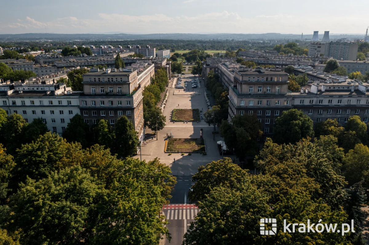 Trwa realizacja projektu z budżetu obywatelskiego „Aleja Róż na nowo”. Obecnie układane są chodniki, widać już zarys jak duży obszar po nasadzeniach wypełniać będzie zieleń. Inwestycja ma zostać oddana w połowie tego roku.
