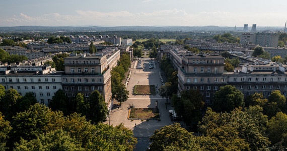 Trwa realizacja projektu z budżetu obywatelskiego „Aleja Róż na nowo”. Obecnie układane są chodniki, widać już zarys jak duży obszar po nasadzeniach wypełniać będzie zieleń. Inwestycja ma zostać oddana w połowie tego roku.
