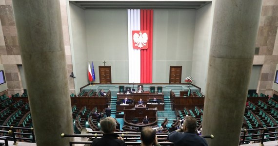 Co drugi z członków sejmowej komisji nadzwyczajnej ds. zmian w konstytucji jest jej wiceprzewodniczącym. Na wczorajszym pierwszym posiedzeniu komisja wybrała swoje władze, do których weszło 6 z 11 jej członków. Decyzja pozwoli im na pobranie z Sejmu dodatkowych pieniędzy, jednak prace komisji są kompletnie zbędne - w tej kadencji Sejmu nie ma cienia szansy na zmianę ustawy zasadniczej.