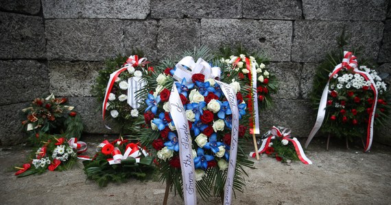 Kilkunastu byłych więźniów niemieckich obozów oraz przedstawiciele dyrekcji Miejsca Pamięci Auschwitz złożyli wieniec i znicze pod Ścianą Straceń w byłym Auschwitz I. Był to pierwszy akord obchodów 78. rocznicy oswobodzenia obozu, która przypada 27 stycznia.