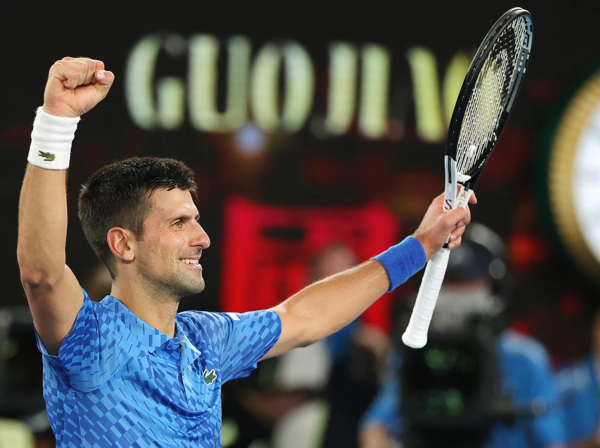 Novak Djokovic pokonał amerykańskiego tenisistę Tommy'ego Paula 7:5, 6:1, 6:2 i po raz 10. w karierze awansował do finału turnieju Australian Open w Melbourne. Serb powalczy w niedzielę z Grekiem Stefanosem Tsitsipasem o 10. triumf w tej imprezie i 22. tytuł wielkoszlemowy.