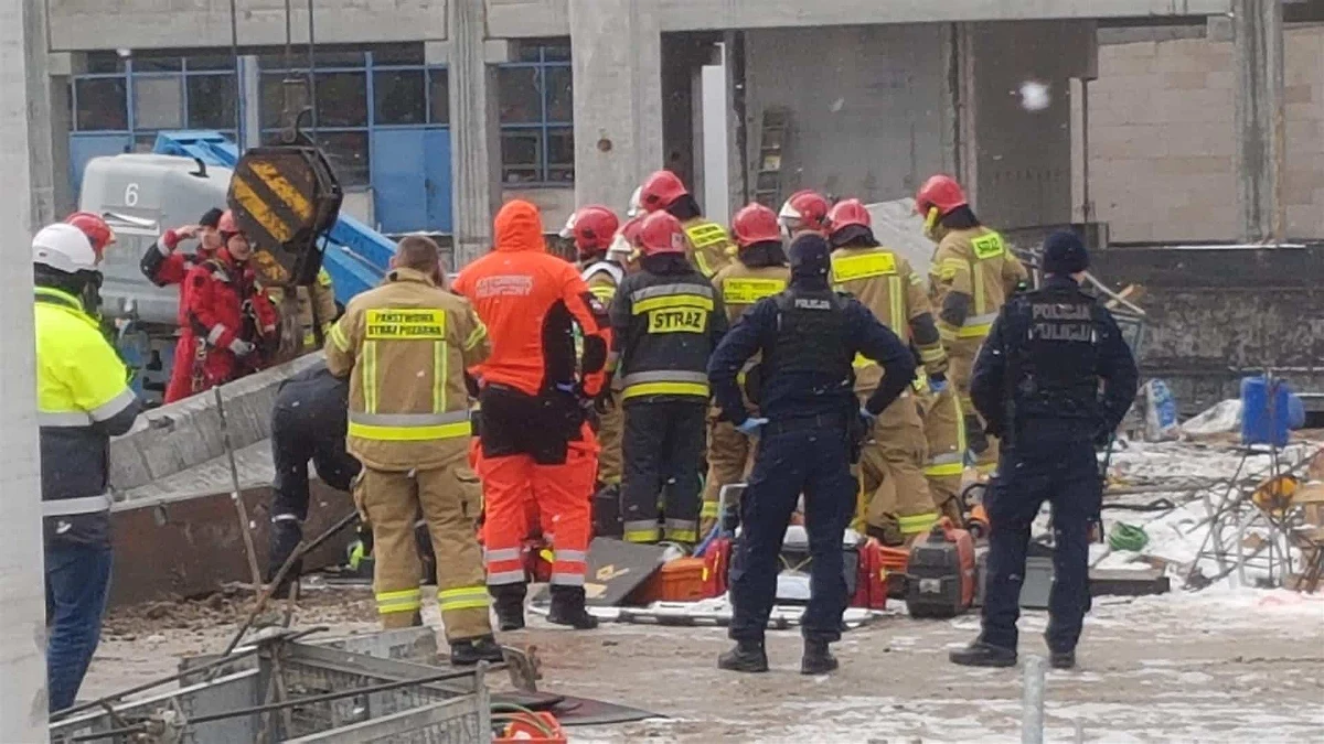 Do groźnego wypadku doszło na budowie zajezdni tramwajowej w Olsztynie. Wielotonowy fragment betonowej konstrukcji spadł na 42-letniego mężczyznę przygniatając mu część nogi. Robotnika wydostali strażacy. 