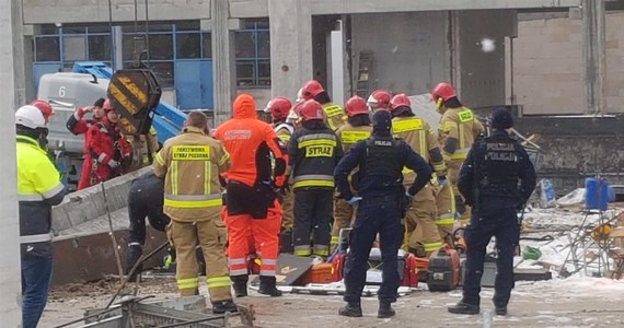Do groźnego wypadku doszło na budowie zajezdni tramwajowej w Olsztynie. Wielotonowy fragment betonowej konstrukcji spadł na 42-letniego mężczyznę przygniatając mu część nogi. Robotnika wydostali strażacy. 