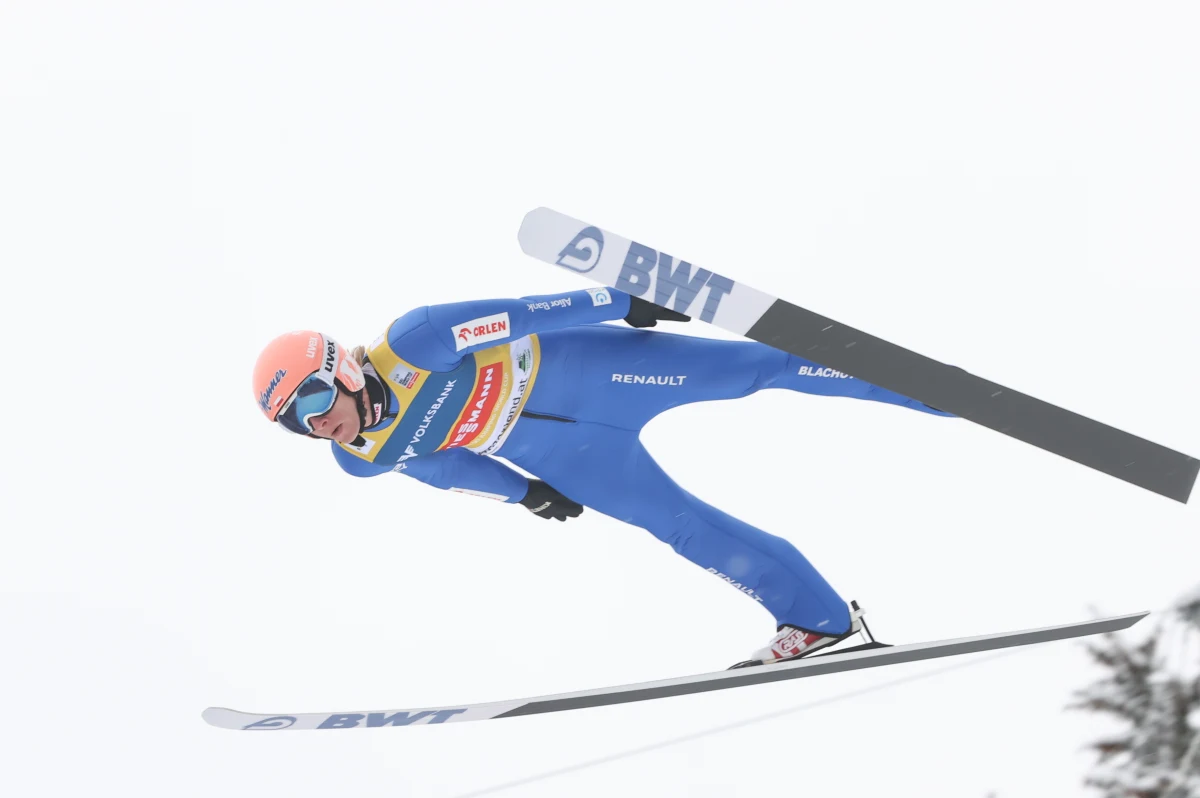 Stefan Kraft wygrał kwalifikacje do sobotniego konkursu Pucharu Świata w skokach narciarskich w Bad Mitterndorf. Austriak skoczył 233 metry. Najlepszy z Polaków - Dawid Kubacki - zajął czwarte miejsce. Awans do zawodów wywalczyło czterech Biało-Czerwonych.