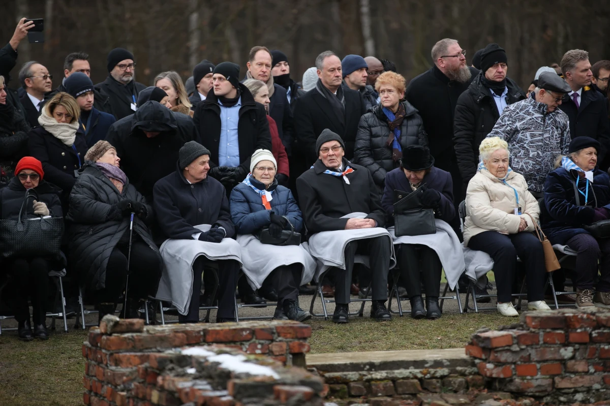 "Dzisiaj stojąc w Miejscu Pamięci Auschwitz-Birkenau, z przerażeniem śledzę wiadomości o wojnie, która jest tak blisko. Rosja, która nas tu wyzwoliła, teraz prowadzi wojnę na Ukrainie. Dlaczego?" - pytała była więźniarka Auschwitz Zdzisława Włodarczyk podczas głównej ceremonii upamiętniającej 78. rocznicę wyzwolenia tego niemieckiego obozu. "Wobec narodowosocjalistycznego prześladowania i w obliczu Auschwitz nie można liczyć na nadzieję, że "czas leczy rany". Zranieni przez Auschwitz wiedzą, że to, co przeżyli, na zawsze będą nosić w sobie" - opowiadała natomiast Eva Umlauf, która do obozu trafiła jako dwulatka. 27 stycznia obchodzony jest na świecie jako Międzynarodowy Dzień Pamięci o Ofiarach Holokaustu.