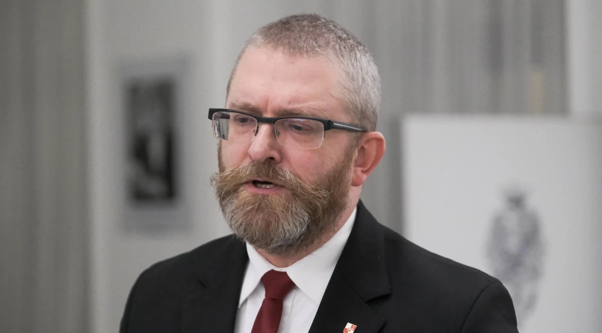 ​Poseł Konfederacji Grzegorz Braun wyniósł z Sądu Okręgowego w Krakowie choinkę przystrojoną m.in. bombkami z napisem "Konstytucja". Drzewko wyrzucił na śmietnik. Interweniowała policja.