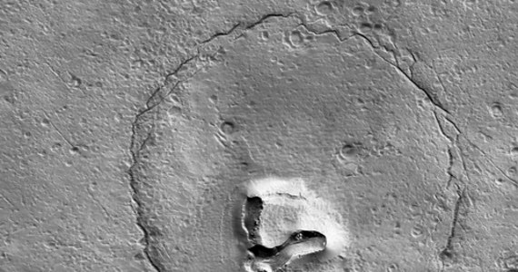 Na Marsie zauważono formację geologiczną przypominającą kształt niedźwiedziego pyska. Sfotografowała ją sonda kosmiczna Mars Reconnaissance Orbiter, należąca do NASA.