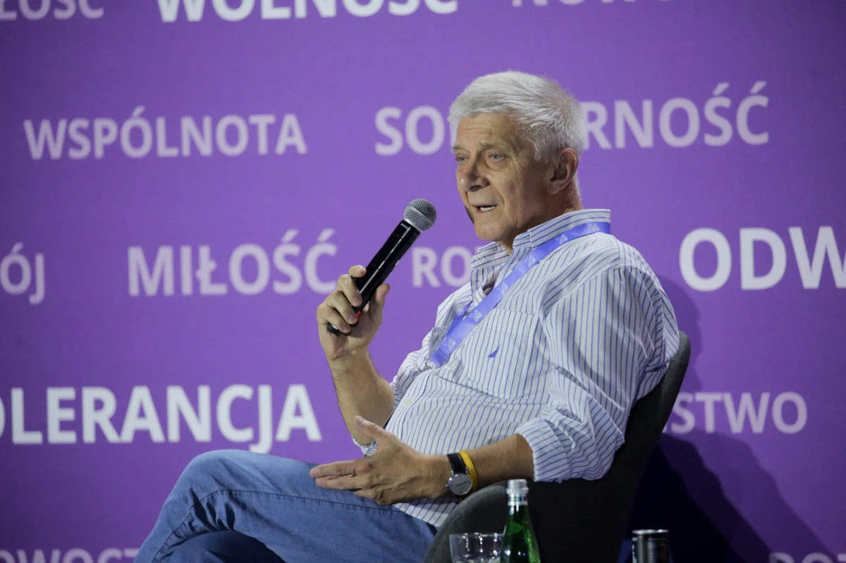 "Okazało się, że byłem zbytnim pesymistą, jeżeli chodzi o wolę utrzymania jedności w Unii Europejskiej i w NATO" – mówił w Popołudniowej rozmowie w RMF FM prof. Marek Belka, komentując ogłoszone w ostatnich dniach zachodnie wsparcie militarne dla Ukrainy. "Myślę, że świat zachodni zaszedł tak daleko, że wycofanie się czy osłabienie poparcia dla Ukrainy byłoby wielkim blamażem, ale także wielką klęską geopolityczną" – dodał europoseł i były szef Narodowego Banku Polskiego. 