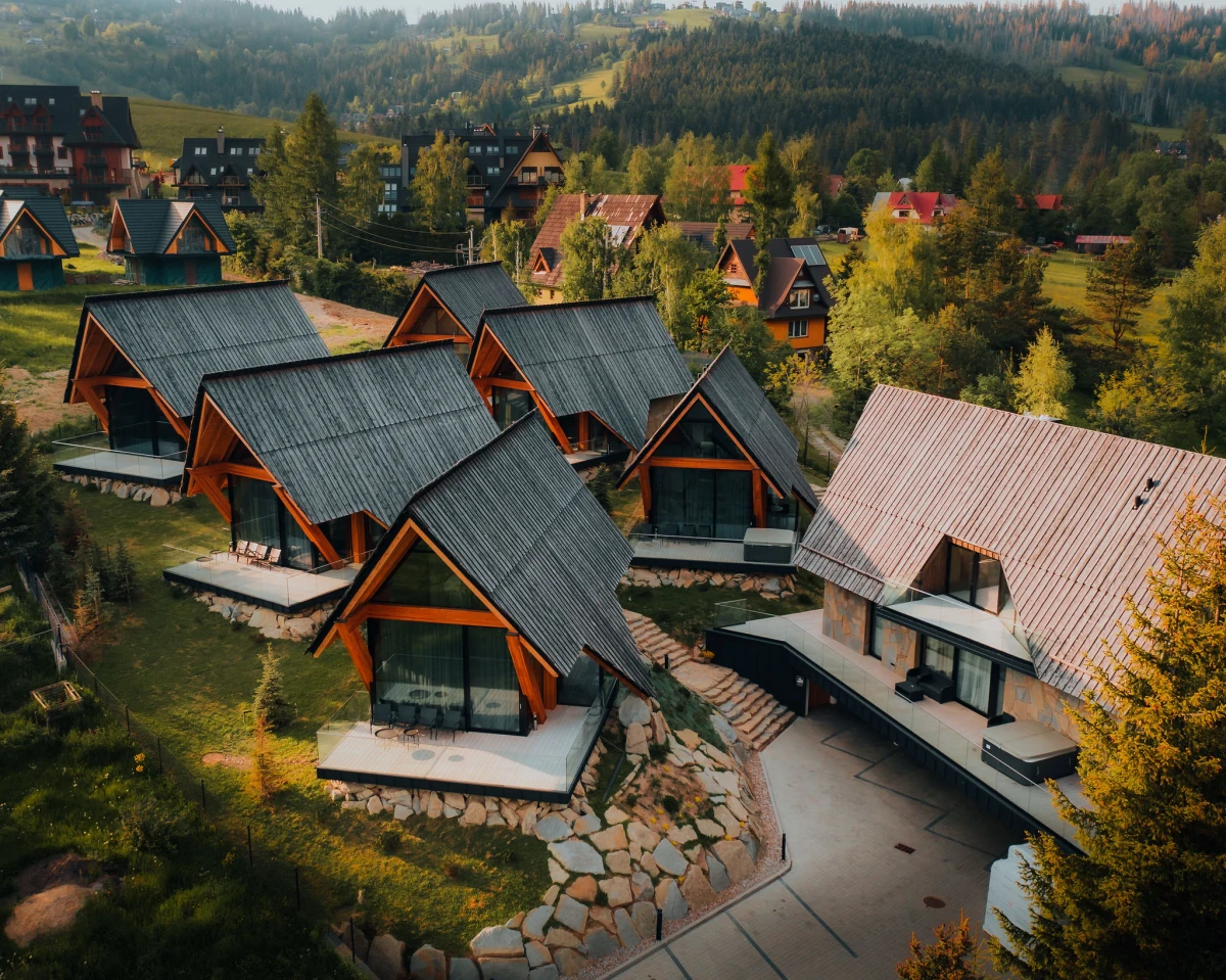 Polskie biuro architektoniczne Karpiel&Steindel zdobyło prestiżową nagrodę European Property Awards 2022 za Osadę w Kościelisku. Będzie ona reprezentowała nasz kontynent w światowych zmaganiach.