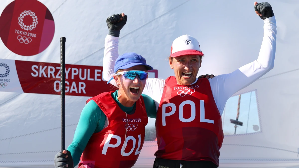 W tym roku polscy żeglarze rozpoczynają walkę o olimpijskie paszporty. Najpierw trzeba wywalczyć kwalifikację dla kraju, a w następnej kolejności zawodnicy i zawodniczki rywalizować będą o nominację imienną na igrzyska olimpijskie Paryż 2024. W każdej z 10 żeglarskich konkurencji olimpijskich na igrzyskach może wystartować jeden reprezentant (załoga) z danego kraju. 