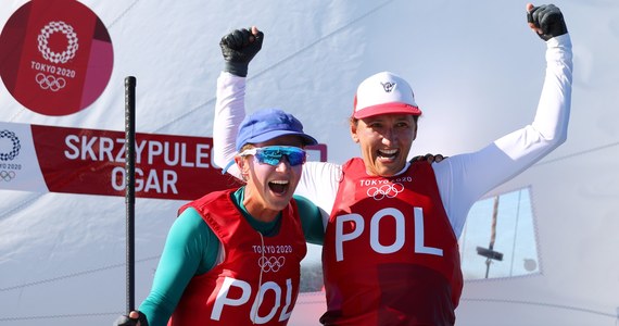 W tym roku polscy żeglarze rozpoczynają walkę o olimpijskie paszporty. Najpierw trzeba wywalczyć kwalifikację dla kraju, a w następnej kolejności zawodnicy i zawodniczki rywalizować będą o nominację imienną na igrzyska olimpijskie Paryż 2024. W każdej z 10 żeglarskich konkurencji olimpijskich na igrzyskach może wystartować jeden reprezentant (załoga) z danego kraju. 