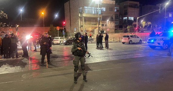 Siedem osób zginęło, a co najmniej 10 zostało rannych w ataku terrorystycznym, do którego doszło w dzielnicy Newe Ja’akow w Jerozolimie. Napastnik został zastrzelony przez policję.