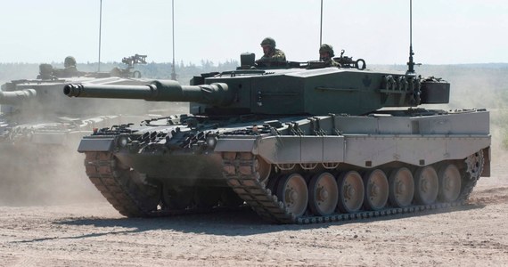 Ambasador Ukrainy we Francji Wadym Omelczenko powiedział w wywiadzie dla telewizji BFM, że kraje sojusznicze obiecały przekazać Kijowowi 321 ciężkich czołgów. Nie określił jednak konkretnie, z których państw takie uzbrojenie pojedzie na Ukrainę. 