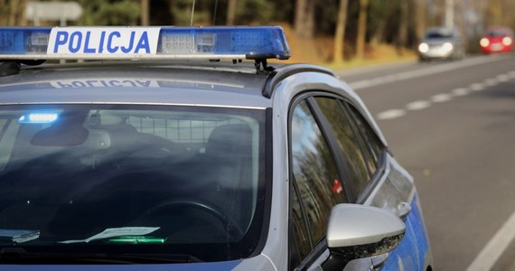 Dolnośląska policja poszukuje dwóch młodych mężczyzn, którzy w Radkowie w powiecie kłodzkim celowo potrącili samochodem trzy osoby - dowiedzieli się dziennikarze RMF FM. Potem napastnicy wysiedli z auta i zaatakowali maczetą 25-latka.