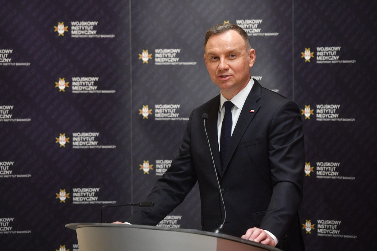 "Są plany, które będą się materializowały już pewnie w najbliższym czasie. Dosłownie dzisiaj pan premier, minister obrony narodowej wraz z szefem Instytutu pracują nad stworzeniem nowego rodzaju wojsk - przy również i naszym wsparciu, wsparciu BBN - wojsk medycznych" - poinformował Andrzej Duda. Prezydent wziął udział w uroczystości 20–lecia utworzenia Wojskowego Instytutu Medycznego w Warszawie.