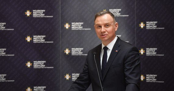 "Są plany, które będą się materializowały już pewnie w najbliższym czasie. Dosłownie dzisiaj pan premier, minister obrony narodowej wraz z szefem Instytutu pracują nad stworzeniem nowego rodzaju wojsk - przy również i naszym wsparciu, wsparciu BBN - wojsk medycznych" - poinformował Andrzej Duda. Prezydent wziął udział w uroczystości 20–lecia utworzenia Wojskowego Instytutu Medycznego w Warszawie.