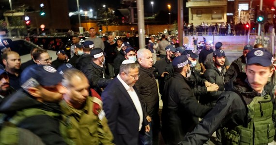 Prezydent USA Joe Biden, który rozmawiał w nocy z piątku na sobotę telefonicznie z premierem Izraela Benjaminem Netanjahu, zaoferował "odpowiednie środki wsparcia" po ataku na synagogę w Jerozolimie, w rezultacie którego zginęło 7 osób a 10 zostało rannych.
