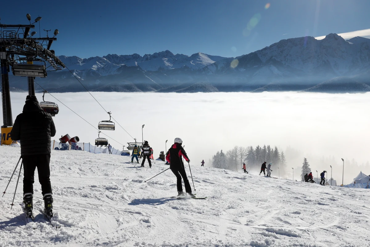 ​W pięciu kolejnych województwach: kujawsko-pomorskim, lubuskim, małopolskim, świętokrzyskim i wielkopolskim w sobotę rozpoczynają się ferie zimowe w szkołach. Uczniowie z tych regionów dwutygodniową przerwę w nauce będą mieli do 12 lutego.