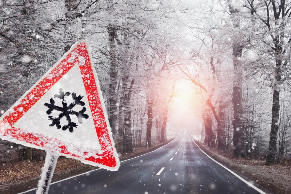 Przed gołoledzią, śniegiem, śniegiem z deszczem i mgłami przestrzegła kierowców GDDKiA w komunikacie wydanym w sobotę rano. Jednocześnie poinformowała, że wszystkie drogi krajowe są przejezdne. Ostrzeżenie pierwszego stopnia przed marznącymi opadami w południowych powiatach Dolnego Śląska wydało IMGW.