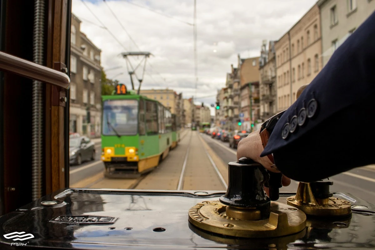 W niedzielę 29 stycznia na poznańskie torowiska wyjadą zabytkowe tramwaje ze zbiorów MPK Poznań. Aby nimi podróżować, nie trzeba kupować biletu. Jest jednak jeden warunek, który muszą spełnić podróżujący.
