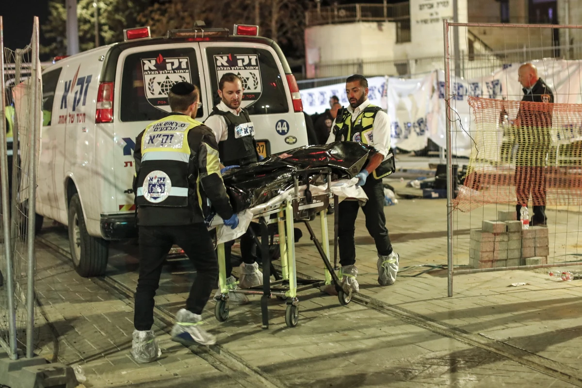 ​Po piątkowym zamachu terrorystycznym w pobliżu synagogi w Jerozolimie, w którym zginęło siedem osób, izraelska policja aresztowała 42 osoby. Izraelskie wojsko poinformowało o wzmocnieniu swoich sił na okupowanym Zachodnim Brzegu. W sobotę w Jerozolimie znów było słychać strzały, dwie osoby zostały ranne w okolicach Starego Miasta. Napastnik został zneutralizowany.