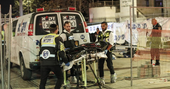 ​Po piątkowym zamachu terrorystycznym w pobliżu synagogi w Jerozolimie, w którym zginęło siedem osób, izraelska policja aresztowała 42 osoby. Izraelskie wojsko poinformowało o wzmocnieniu swoich sił na okupowanym Zachodnim Brzegu. W sobotę w Jerozolimie znów było słychać strzały, dwie osoby zostały ranne w okolicach Starego Miasta. Napastnik został zneutralizowany.