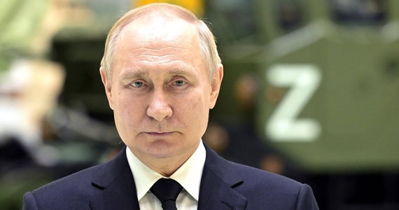 Agencja Bloomberg, powołując się na źródła w rosyjskich władzach, przekazała, że prezydent Władimir Putin przygotowuje się do nowej ofensywy, która może zacząć się już w lutym lub marcu - i to pomimo dużych strat sił rosyjskich. W dłuższej perspektywie Rosja ma przygotowywać się na długotrwały konflikt.