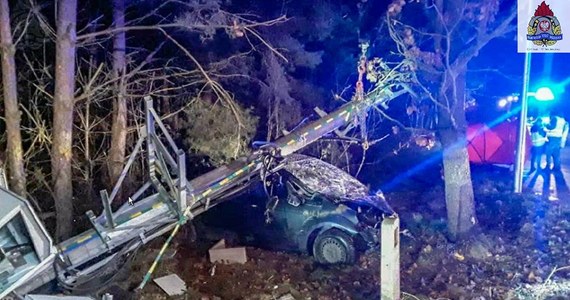 ​W miejscowości Strobów w pow. skierniewickim (woj. łódzkie) zginął 47-letni kierowca, którego samochód osobowy uderzył w słup transformatora - podali w sobotę w mediach społecznościowych strażacy z PSP w Skierniewicach.