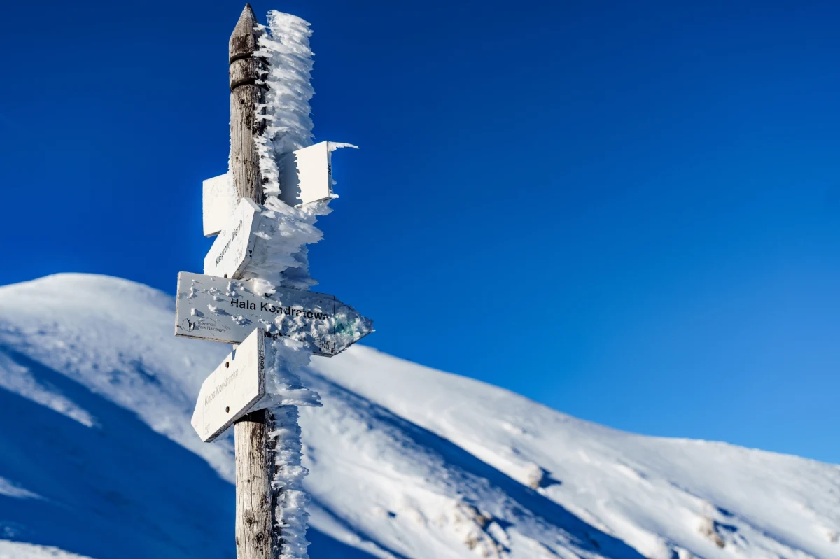 ​Kilkadziesiąt centymetrów śniegu leży w sobotę w górnych partiach Karkonoszy. Szlaki są nieprzetarte, miejscami zalegają na nich zaspy. Duże zachmurzenie, mgła oraz wiatry wiejący z prędkości 50 km/h powodują, że warunki do uprawiania turystyki pieszej są trudne.
