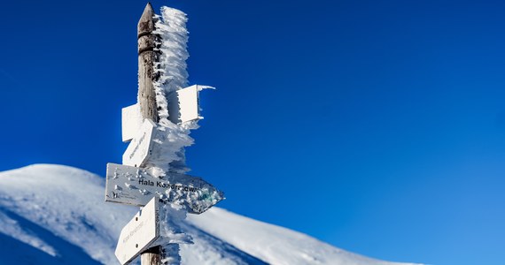 ​Kilkadziesiąt centymetrów śniegu leży w sobotę w górnych partiach Karkonoszy. Szlaki są nieprzetarte, miejscami zalegają na nich zaspy. Duże zachmurzenie, mgła oraz wiatry wiejący z prędkości 50 km/h powodują, że warunki do uprawiania turystyki pieszej są trudne.