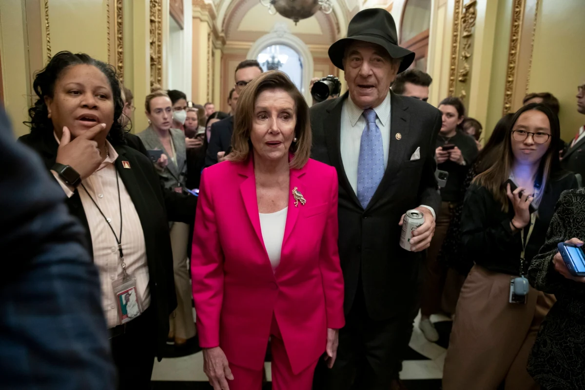 Sąd w San Francisco udostępnił nagrania wideo i audio z ubiegłorocznego ataku na Paula Pelosi, męża ówczesnej spiker Izby Reprezentantów Nancy Pelosi. Przedstawiają m.in. moment ataku oraz przesłuchanie policyjne napastnika.