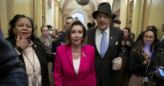 Sąd w San Francisco udostępnił nagrania wideo i audio z ubiegłorocznego ataku na Paula Pelosi, męża ówczesnej spiker Izby Reprezentantów Nancy Pelosi. Przedstawiają m.in. moment ataku oraz przesłuchanie policyjne napastnika.