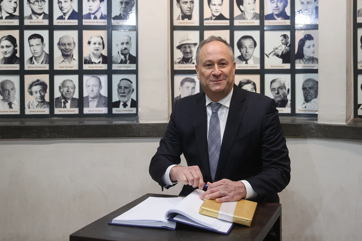Douglas Emhoff, mąż wiceprezydent USA Kamali Harris, zwiedził w sobotę Fabrykę Emalia Oskara Schindlera w Krakowie i wpisał się do księgi pamiątkowej. Jak powiedział dziennikarzom, jest to emocjonująca dla niego wizyta i nie zapomni jej.
