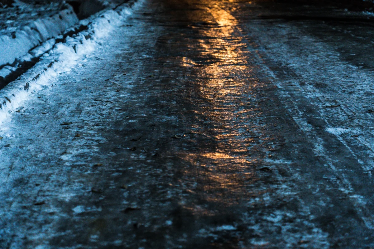 ​Ostrzeżenie pierwszego stopnia przed marznącymi opadami dla całego województwa zachodniopomorskiego wydał w sobotę IMGW. Alert obowiązuje od północy.