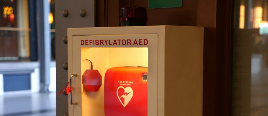 ​Defibrylatory zlokalizowano w czterech miejscach, by niesienie pomocy w stanach zagrożenia życia było jeszcze skuteczniejsze. Było to możliwe dzięki temu, że Włodawa otrzymała milion złotych jako nagrodę w konkursie na gminę z najwyższym wskaźnikiem zaszczepienia się przeciwko Covid-19.