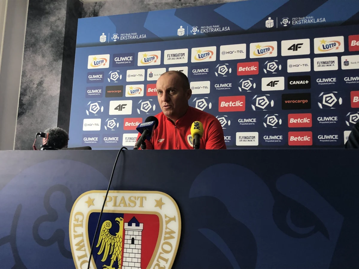 Ruszyła wiosna w najwyższej klasie rozgrywkowej. Piłkarze Piasta Gliwice swój pierwszy mecz po zimowej przerwie rozegrają w niedzielę. Rywalem będzie Jagiellonia Białystok. Gliwiczanie wiosną będą walczyć o utrzymanie, bo po słabej jesiennej rundzie zajmują 16. miejsce w tabeli. Długa przerwa pozwoliła drużynie dobrzy przygotować się do rywalizacji pod wodzą nadal nowego szkoleniowca Aleksandara Vukovicia, który przejął drużynę pod koniec października. "Wierzę w ten zespół, wiem, że ma potencjał, czuję się częścią tej wspólnoty. Dla mnie Piast to teraz najlepsza drużyna na świecie. Chcę, żeby wszyscy piłkarze w to wierzyli" - powiedział Vuković przed startem rundy wiosennej Ekstraklasy.