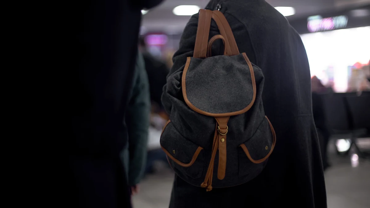 ​O tym, że należy zachować czujność podczas przejazdu komunikacją miejską przekonała się młoda kobieta okradziona w tramwaju. Jej nieuwagę wykorzystał inny pasażer, który rozciął jej torebkę i ukradł z niej portfel z gotówką, dokumentami i kartą płatniczą. 47-letni złodziej usłyszał zarzuty w tej sprawie.