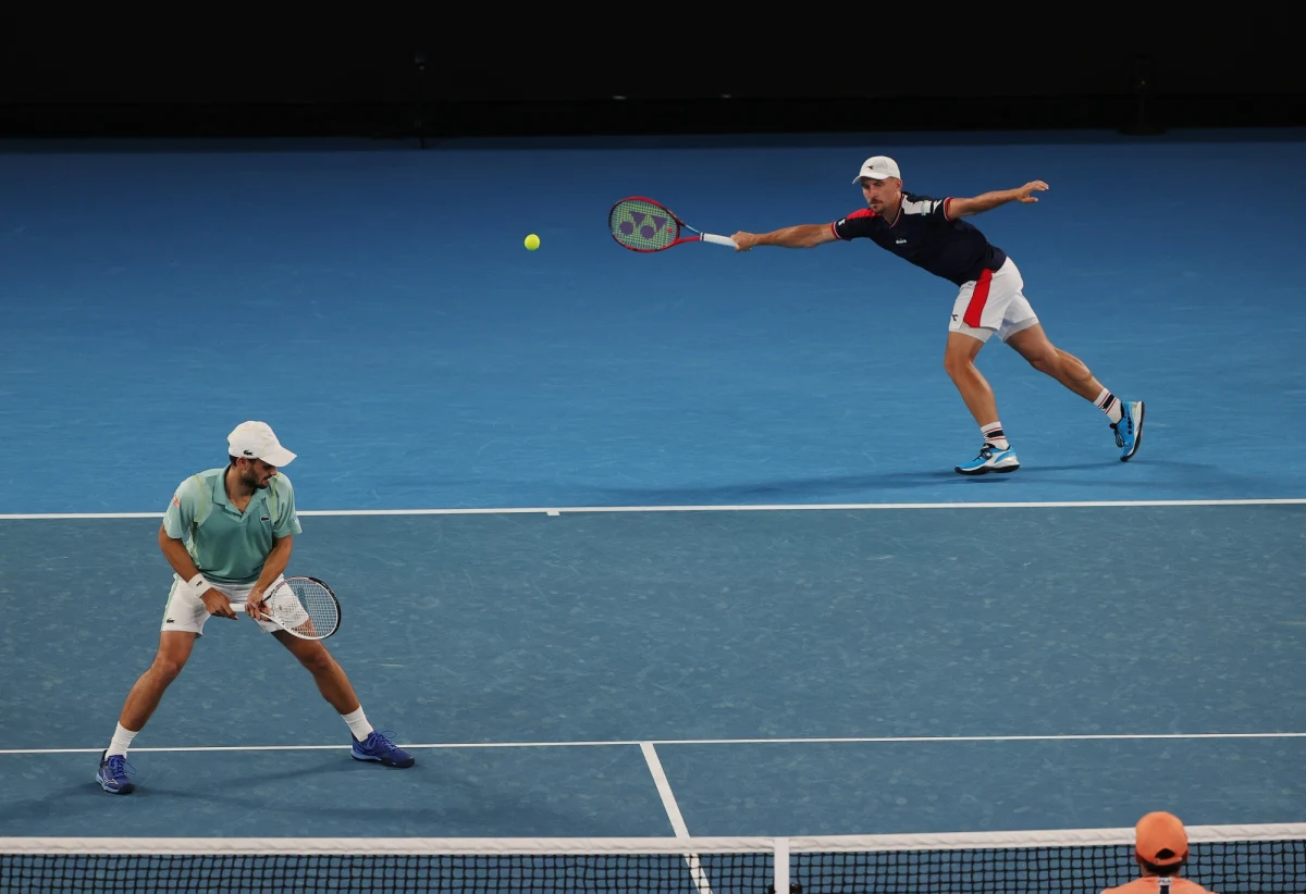 Australijczycy Rinky Hijikata i Jason Kubler pokonali w finale debla wielkoszlemowego Australian Open polsko-monakijską parę Jan Zieliński - Hugo Nys 6:4, 7:6 (7-4). Zieliński tym samym nie zdołał zostać trzecim polskim triumfatorem gry podwójnej w Australian Open. W 1978 roku po tytuł sięgnął Wojciech Fibak, który grał wspólnie z Australijczykiem Kimem Warwickiem, a w 2014 roku mistrzami zostali Łukasz Kubot i Szwed Robert Lindstedt.