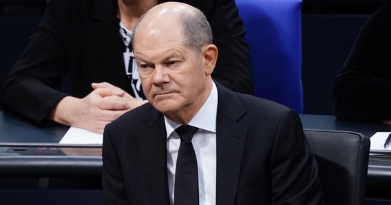 Dostarczając broń Ukrainie zawsze będę miał na uwadze bezpieczeństwo Niemiec - zapewnił kanclerz Olaf Scholz w sobotę w swoim cotygodniowym wystąpieniu wideo z cyklu "Kanzler Kompakt". Zaapelował też do rodaków: "Zaufajcie rządowi! Zaufajcie także mnie!". 