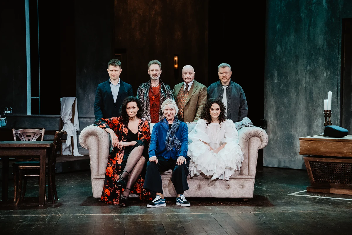 ​Zainspirowało mnie napisane w połowie lat 60. zdanie, które wypowiada Stomil, a które brzmi nad wyraz współcześnie: "Tragedia jest dzisiaj niemożliwa - możliwa jest tylko farsa" - mówi Wawrzyniec Kostrzewski, reżyser "Tanga" Sławomira Mrożka. Premiera w Teatrze Polskim w Warszawie - w niedzielę.