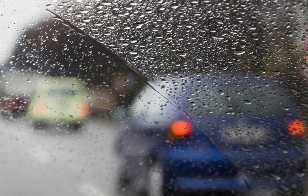 Instytut Meteorologii i Gospodarki Wodnej ostrzega przed marznącym deszczem. Alerty obowiązują na północy Polski i w pasie od Opolszczyzny po Lubelszczyznę. 
