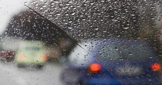 Instytut Meteorologii i Gospodarki Wodnej ostrzega przed marznącym deszczem. Alerty obowiązują na północy Polski i w pasie od Opolszczyzny po Lubelszczyznę. 