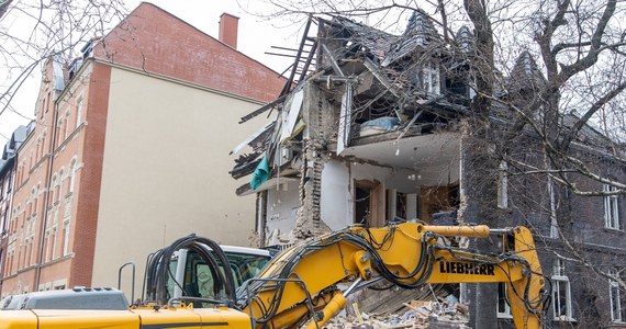 Prokurator i biegły z zakresu budownictwa oraz instalacji gazowych rozpoczęli oględziny budynku w katowickiej dzielnicy Szopienice, zniszczonego w piątkowym wybuchu. Ze względu na stan obiektu i zagrożenie zawaleniem te czynności są ograniczone - wynika z informacji prokuratury.