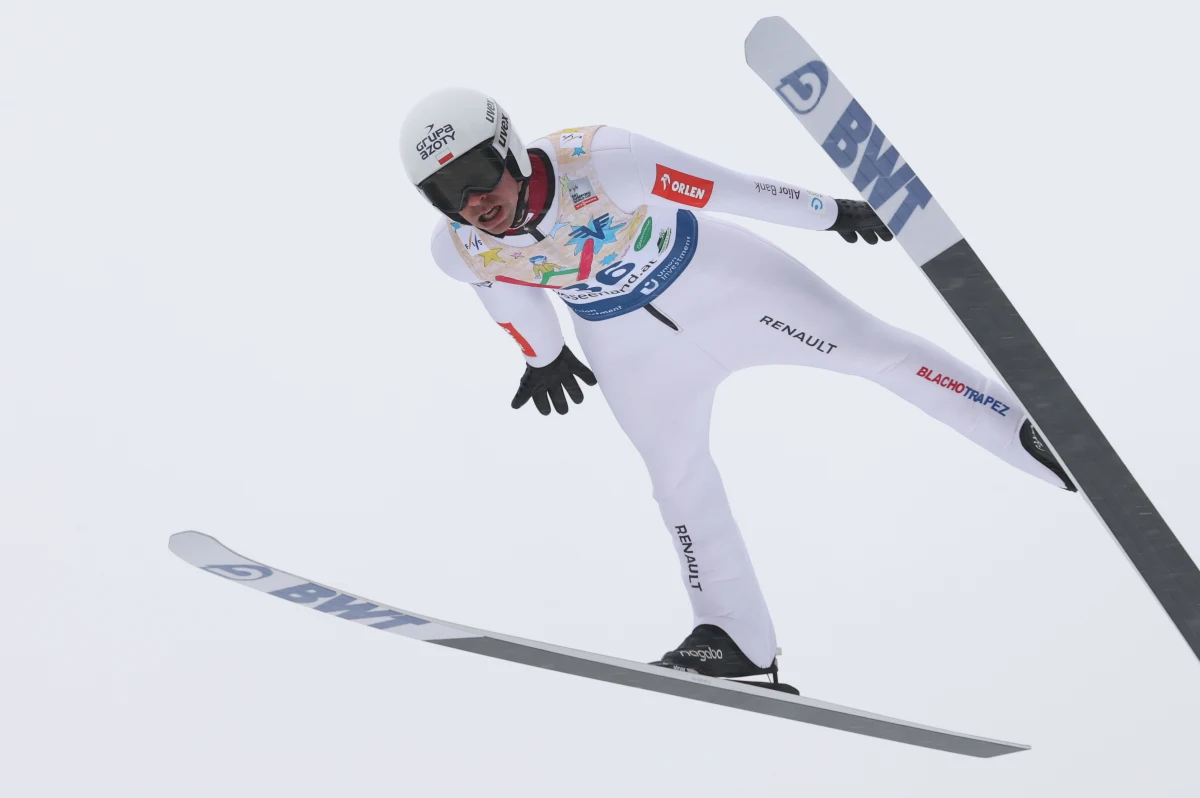 Halvor Egner Granerud wygrał sobotni konkurs Pucharu Świata na mamuciej skoczni w austriackim Bad Mitterndorf. Norweg po skokach na 238 m i 231 m pokonał Austriaka Stefana Krafta i Słoweńca Domena Preva. Dzięki wygranej Granerud został nowym liderem Pucharu Świata. Punkty zdobyli czterej Biało-Czerwoni. 