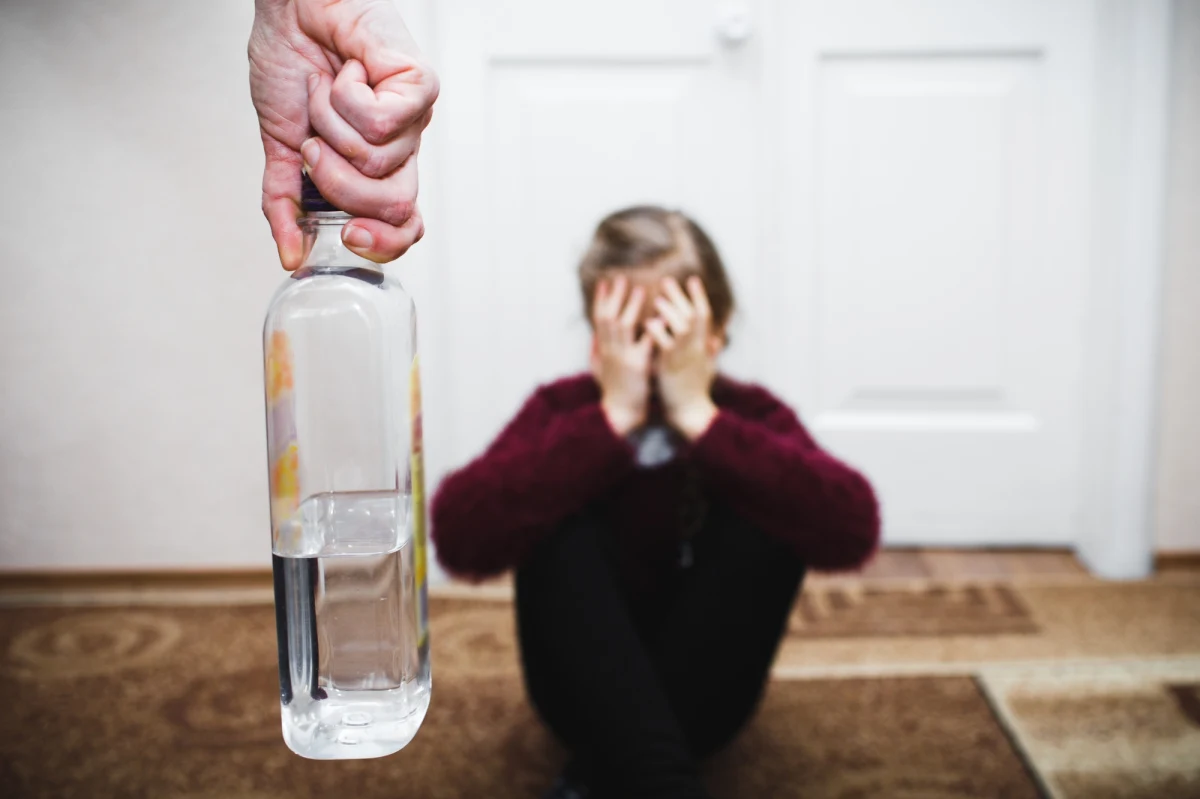 ​Dwa promile alkoholu miała kobieta, która zajmowała się dzieckiem w mieszkaniu na gdańskich Stogach. Policja przewiozła 40-latkę do pogotowia socjalnego, a córkę do placówki opiekuńczej.