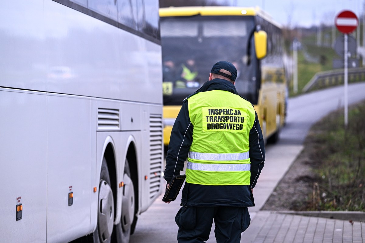 ​Inspektorzy Inspekcji Transportu Drogowego w całym kraju prowadzą kontrole autokarów przewożących dzieci na zimowy wypoczynek. Ogólnopolska akcja "Bezpieczny Autokar - ferie 2023" potrwa na polskich drogach do 26 lutego.