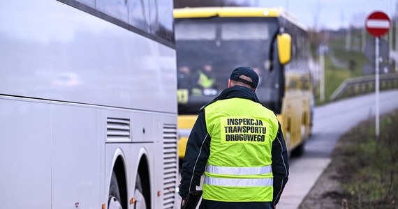 ​Inspektorzy Inspekcji Transportu Drogowego w całym kraju prowadzą kontrole autokarów przewożących dzieci na zimowy wypoczynek. Ogólnopolska akcja "Bezpieczny Autokar - ferie 2023" potrwa na polskich drogach do 26 lutego.