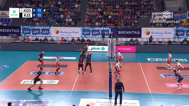 Skrót meczu 22. kolejki PlusLigi Grupa Azoty ZAKSA Kędzierzyn-Koźle - Asseco Resovia Rzeszów 3:1 (25:23, 25:22, 20:25, 25:19).

