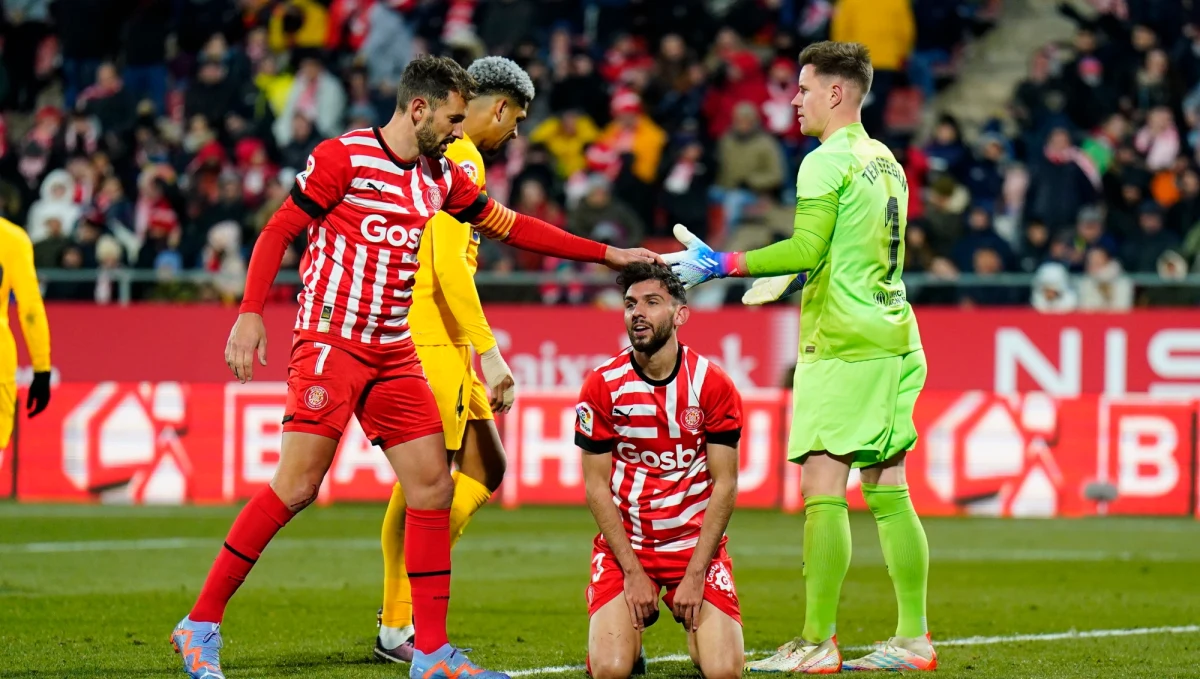 Piłkarze Barcelony pokonali na wyjeździe Gironę 1:0 w 19. kolejce hiszpańskiej ekstraklasy. Wcześniej takim samym wynikiem wygrali z Atletico Madryt i Getafe. We wszystkich tych meczach - z powodów dyscyplinarnych - pauzował Robert Lewandowski. 